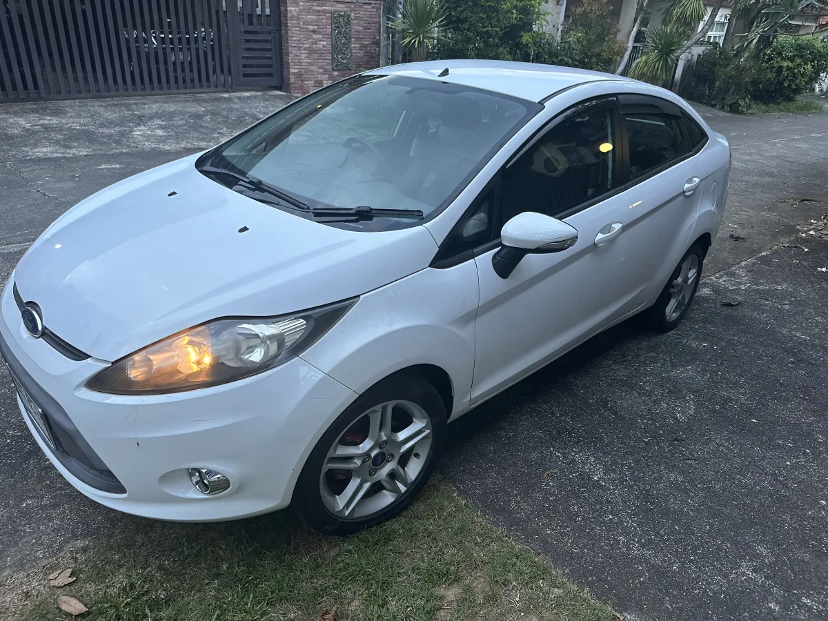 Ford Fiesta White Sedan 2015