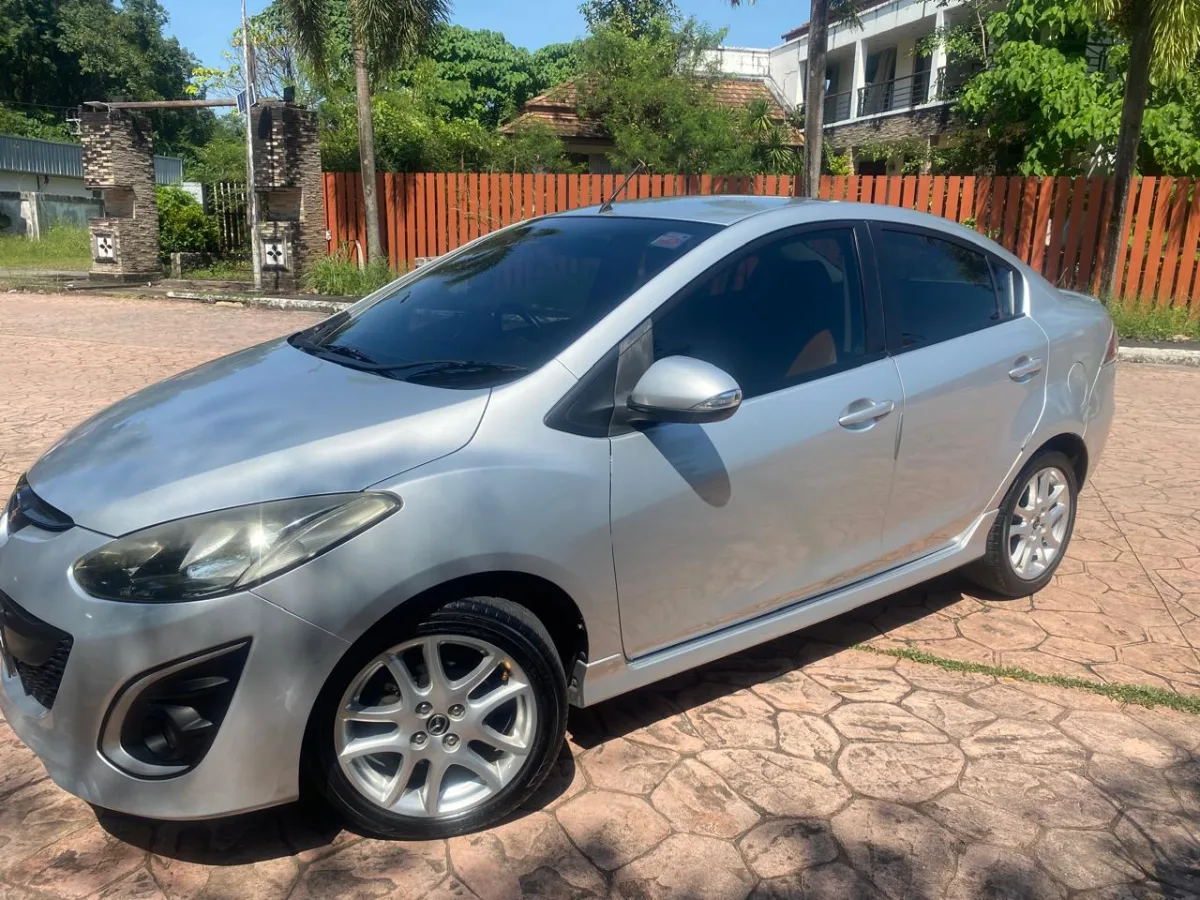 Mazda 2 sedan (+carplay) 2015