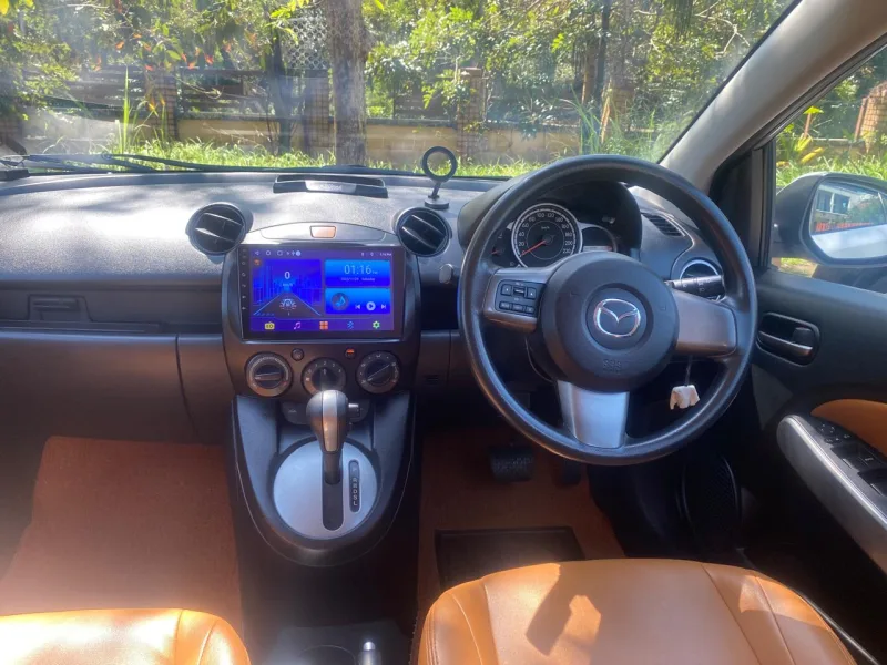 Mazda 2 sedan (+carplay) 2015