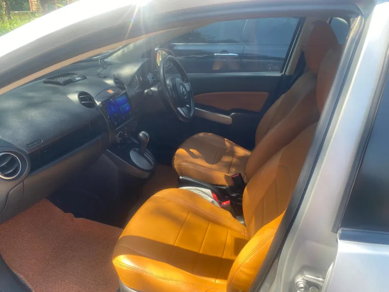 Mazda 2 sedan (+carplay) 2015