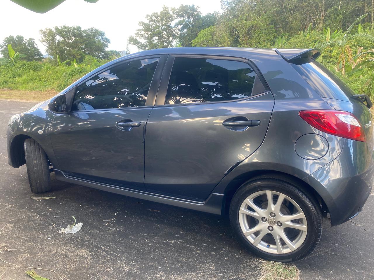 Mazda 2 Hatchback 1.6 темно-серая