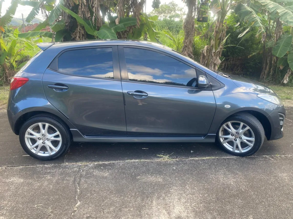 Mazda 2 Hatchback 1.6 темно-серая 2015