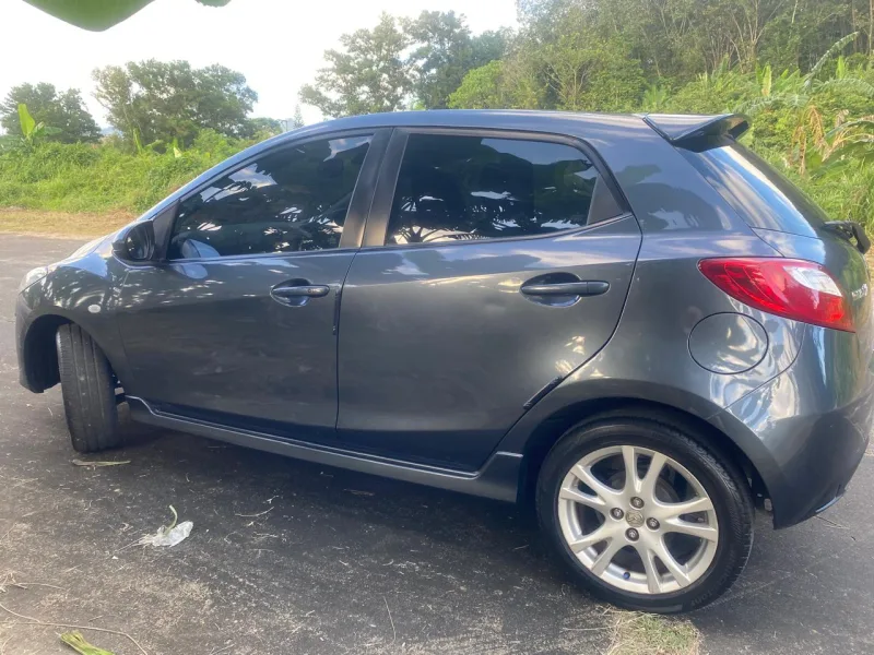 Mazda 2 Hatchback 1.6 темно-серая 2015
