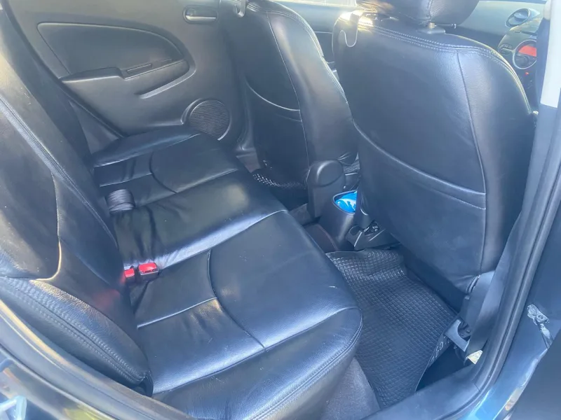 Mazda 2 Hatchback 1.6 темно-серая 2015