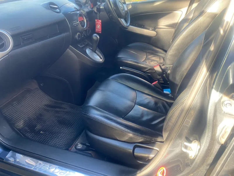 Mazda 2 Hatchback 1.6 темно-серая 2015
