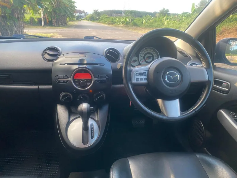 Mazda 2 Hatchback 1.6 темно-серая 2015