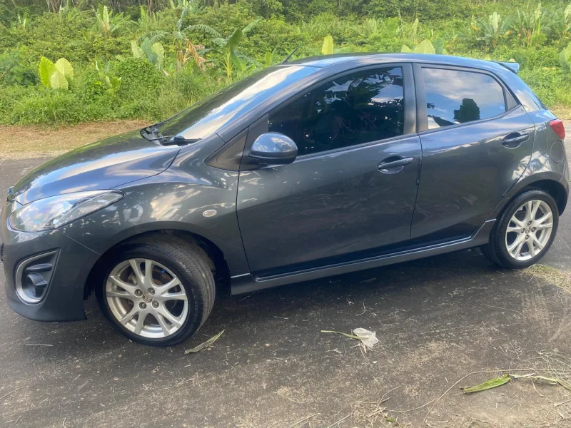 Mazda 2 Hatchback 1.6 темно-серая 2015